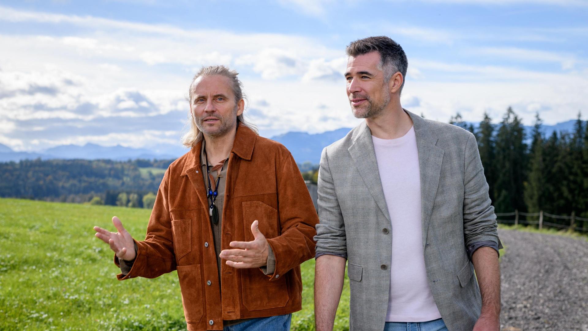 Yannik (Jo Weil) merkt unbedarft nicht, dass sich Michael (Erich Altenkopf) zur Wanderung eingeladen