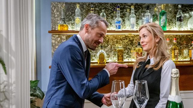 Yvonne (Tanja Lanäus) merkt, wie sehr sich Erik (Sven Waasner) über seine Beförderung freut.