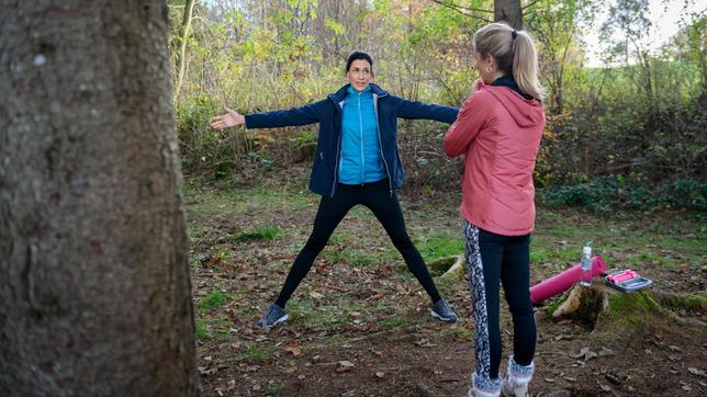 Bild: ARD/WDR/Christof Arnold Yvonne (Tanja Lanäus) spielt sich beim gemeinsamen Sport an Ulrike (Genoveva Mayer) heran.