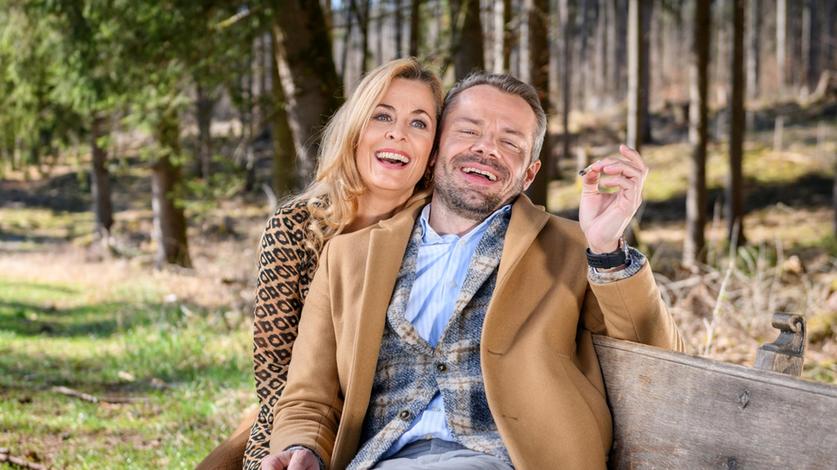 Yvonne (Tanja Lanäus) und Erik (Sven Waasner) erleben einen völlig unbeschwerten Moment miteinander.