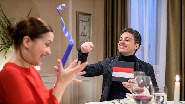 Bild: ARD/Christof Arnold Zwischen Robert (Lorenzo Patané) und Eva (Uta Kargel) kehrt die gewohnte Leichtigkeit zurück.