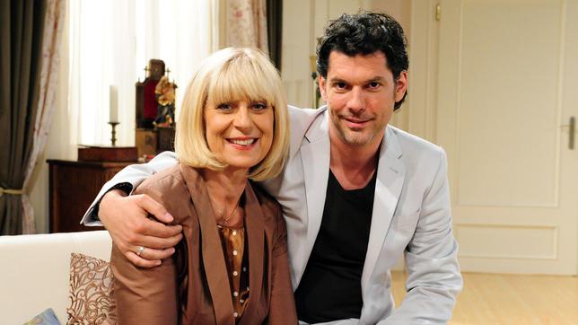 Bild: ARD/Ann Paur Gregory B. Waldis als Alexander mit seiner Serienmutter Mona Seefried (Charlotte)