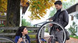 Daniel hilft Pauline bei ihrer Fahrradpanne