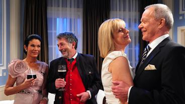 Bild: ARD/Ann Paur Doris und Julius schauen zu, wie Charlotte und Werner tanzen