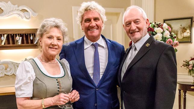 Bild: ARD/Christof Arnold Hildegard Sonnbichler (Antje Hagen) und Chefportier Alfons Sonnbichler (Sepp Schauer) freuen sich über den Gastauftritt von Jean-Marie Pfaff.
