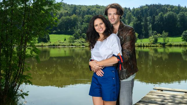 Bild: ARD/Christof Arnold Helen Barke und Julian Schneider stehen im Mittelpunkt der 15. Staffel. Ab Folge 3020 (voraussichtlicher Sendetermin: 19. Oktober 2018) rückt die neue Liebesgeschichte von Denise Saalfeld (Helen Barke) und Joshua Winter (Julian Schneider) in den Vordergrund der ARD-Telenovela.