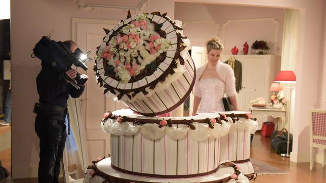 Die selbstgebastelte Riesentorte aus der Hochzeitsszene mit Poppy.