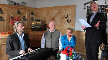 Bild: ARD/Ann Paur Michael am Klavier, Alfons, Tanja und der Pfarrer