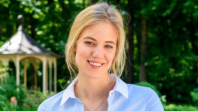 Bild: ARD/Christof Arnold Neuzugang bei Sturm der Liebe: Larissa Marolt übernimmt ab Folge 2745 (voraussichtlicher Sendetermin: 10.08.17) die Rolle "Alicia Lindbergh". Die junge Ärztin Alicia mit skandinavischen und österreichischen Wurzeln kommt in das Fünf-Sterne-Hotel Fürstenhof, um ihre Beziehung mit Christoph Saalfeld zu retten. Doch als sie eintrifft, wartet eine böse Überraschung auf sie.
