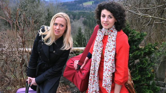 Mirjam Heimann als Coco und Liza Tzschirner als Pauline