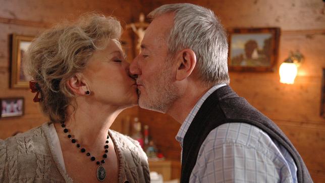 Bild: DasErste.de Sturm der Liebe Valentinstag 2016: Alfons und Hildegard küssen sich