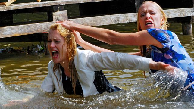 Coco und Rosalie kämpfen im See