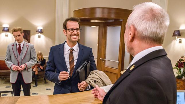 Norman (Niklas Löffler, l.) und Alfons (Sepp Schauer, r.) sind erstaunt, wie ähnlich Patrick (Florian Stadler, M.) Nils sieht