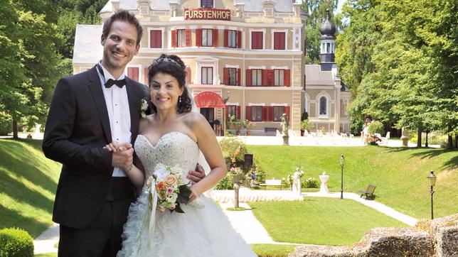 Pauline (Liza Tzschirner) und Leonard (Christian Feist) als Hochzeitspaar