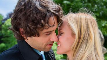 Sturm der Liebe - Luisa (Magdalena Steinlein) ist glücklich, dass Sebastian (Kai Albrecht) sie als seine Freundin bezeichnet