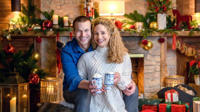 Bild: ARD/Christof Arnold Florian Frowein alias Tim Degen und Léa Wegmann alias Franzi Krummbiegl wünschen im Namen von allen "Sturm der Liebe"-Stars ein frohes Weihnachtsfest und einen guten Rutsch ins neue Jahr!