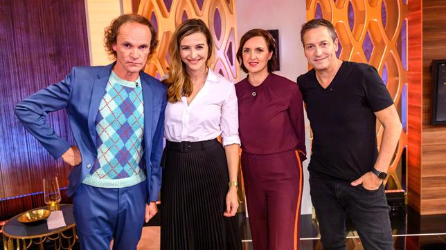 Moderatorin Katrin Bauerfeind mit ihren Gästen Olaf Schubert (l), Susanne Schnabel und Dieter Nuhr (r).