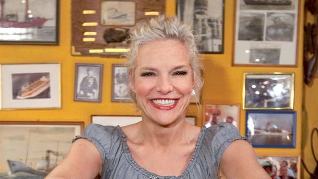 Bild: NDR/Morris Mac Matzen Moderatorin Ina Müller in der Kneipe "Zum Schellfischposten"