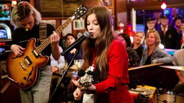 Gastgeberin Ina Müller begrüßt im Schellfischposten in dieser Sendung den Fussballer Per Mertesacker und den Handballer Andreas Wolff, sowie die Sängerin Donna Missal und die Sängerin Jade Bird. Foto: Jade Bird.