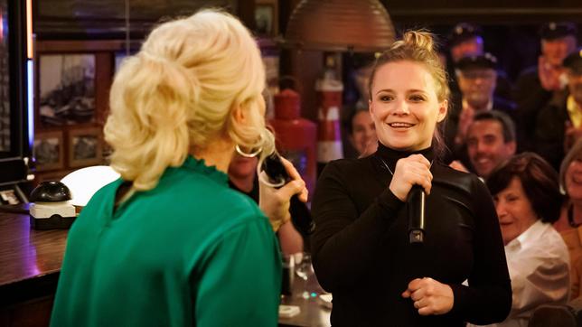 Bild: NDR/Morris Mac Matzen Gastgeberin Ina Müller begrüßt im "Schellfischposten" in dieser Sendung den Fußballtrainer Steffen Baumgart und die Schauspielerin Jasna Fritzi Bauer, sowie die Band Wet Leg. Foto: Ina Müller und Jasna Fritzi Bauer