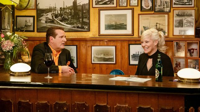 Bild: NDR/Morris Mac Matzen Gastgeberin Ina Müller begrüßt im Schellfischposten in dieser Sendung den Investor Ralf Dümmel und den TV-Moderator Michel Abdollahi, sowie die Sängerin Joy Denalane und die Band "Tochter". Foto: Ralf Dümmel und Ina Müller