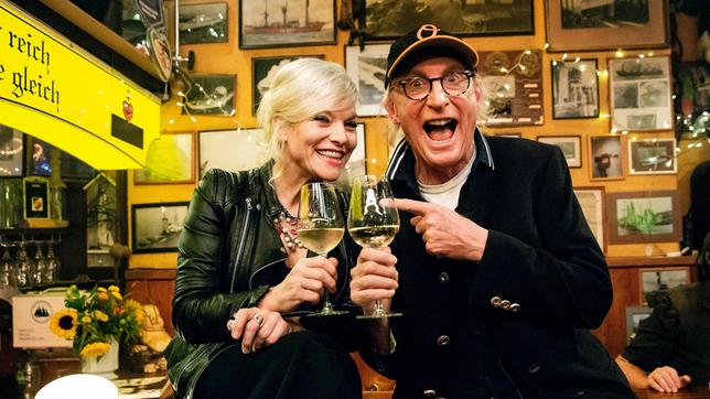 Bild: NDR/Morris Mac Matzen Gastgeberin Ina Müller begrüßt im Schellfischposten in dieser Sendung: Den Komiker Otto Waalkes, die Journalistin Katrin Bauerfeind und den Sänger George Ezra mit Band. Foto: Ina Müller, Otto Waalkes.