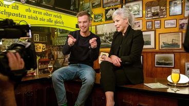 Bild: NDR/Morris Mac Matzen Gastgeberin Ina Müller begrüßt im Schellfischposten in dieser Sendung den Moderator Joko Winterscheidt und den Moderator Jorg Thadeusz, sowie den Sänger Lee Fields mit Band und die Sängerin Jennifer Kae mit Band. Foto: Joko Winterscheidt und Ina Müller