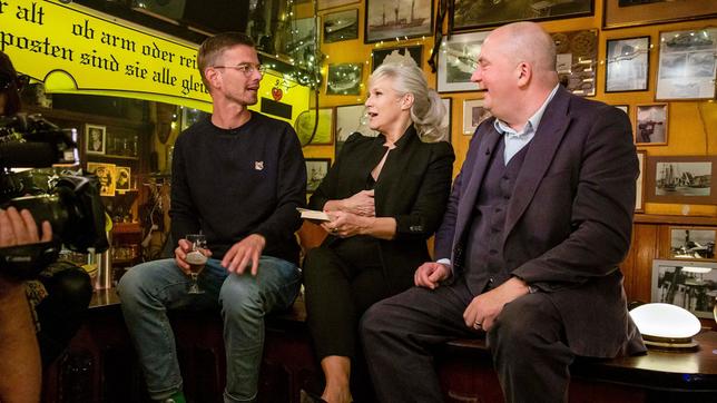 Bild: NDR/Morris Mac Matzen Gastgeberin Ina Müller begrüßt im Schellfischposten in dieser Sendung den Moderator Joko Winterscheidt und den Moderator Jorg Thadeusz, sowie den Sänger Lee Fields mit Band und die Sängerin Jennifer Kae mit Band. Foto: Joko Winterscheidt, Ina Müller, Jörg Thadeusz