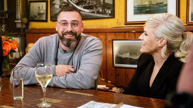 Bild: NDR/Morris Mac Matzen Gastgeberin Ina Müller begrüßt im Schellfischposten in dieser Sendung: Den Musiker Sido und die Schauspielerin Margie Kinsky, das Duo Milou & Flint und die Band Leoniden. Foto: Sido, Ina Müller.