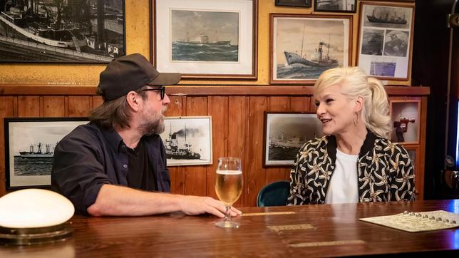 Gastgeberin Ina Müller begrüßt im "Schellfischposten" in dieser Sendung den Schauspieler Bjarne Mädel und den Autor Heinz Strunk sowie die Sängerin "Wilhemine". Foto: Bjarne Mädel und Ina Müller