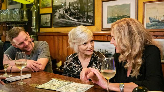 Bild: NDR/Morris Mac Matzen Gastgeberin Ina Müller begrüßt im Schellfischposten in dieser Sendung den Schauspieler Sebastian Bezzel und die Moderatorin Bettina Tietjen, sowie die Sängerin Celeste mit ihrer Band. Foto: Sebastian Bezzel, Ina Müller und Bettina Tietjen