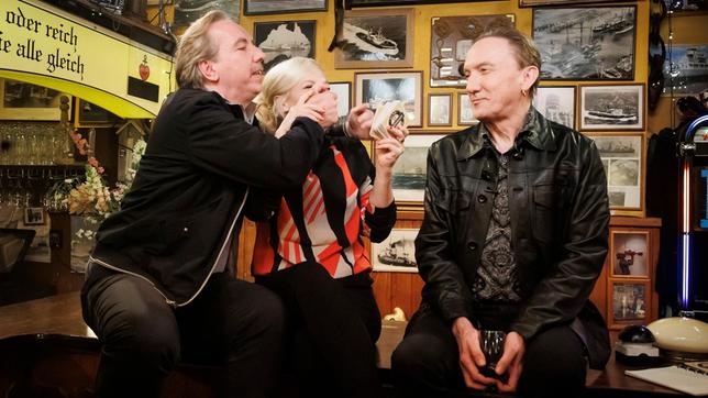 Gastgeberin Ina Müller begrüßt im "Schellfischposten" in dieser Sendung den Singer-Songwriter Olli Schulz und den Musiker Marius Müller-Westernhagen, sowie den Sänger Jochen Distelmeyer. Foto: Olli Schulz, Ina Müller und Marius Müller-Westernhagen