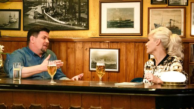 Bild: NDR/Morris Mac Matzen Gastgeberin Ina Müller begrüßt im Schellfischposten in dieser Sendung den TV-Koch Tim Mälzer und den Spitzensommelier Justin Leone, sowie das Duo "Ok.wedding" und die Hip-Hopper "Antilopen Gang". Foto: Tim Mälzer und Ina Müller