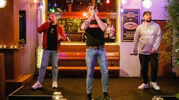Bild: NDR/Morris Mac Matzen Gastgeberin Ina Müller begrüßt im Schellfischposten in dieser Sendung den TV-Koch Tim Mälzer und den Spitzensommelier Justin Leone, sowie das Duo "Ok.wedding" und die Hip-Hopper "Antilopen Gang". Foto: Antilopen Gang