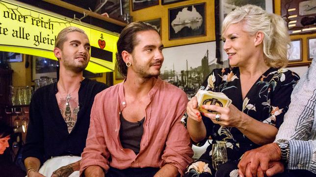 Bild: NDR/Morris Mac Matzen Gastgeberin Ina Müller begrüßt im Schellfischposten in dieser Sendung die Gäste: Wolfgang Joop, Bill und Tom Kaulitz, First Aid Kit, Anderson East.