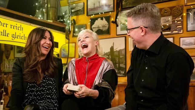 Bild: NDR/Morris Mac Matzen Gastgeberin Ina Müller begrüßt im Schellfischposten in dieser Sendung die Schauspielerin Simone Thomalla und den Geschäftsmann und TV-Juror Frank Thelen, sowie die Sängerin Alli Neumann & Band und den Sänger Sam Fender mit Band. Foto: Simone Thomalla, Ina Müller, Frank Thelen.