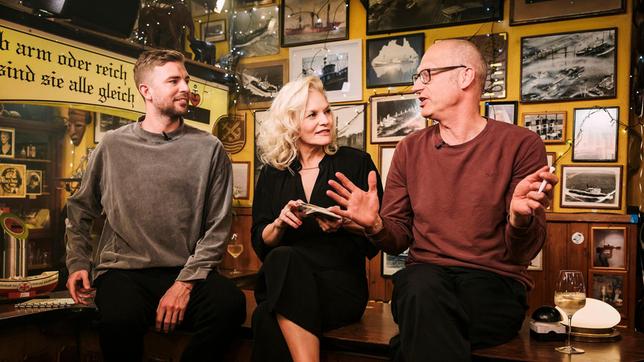 Gastgeberin Ina Müller begrüßt in der Hamburger Kneipe Zum Schellfischposten in dieser Sendung den ehemaligen Fußballprofi und Fußballkommentator Christoph Kramer und den Bestsellerautor und Schauspieler Joachim Meyerhoff.