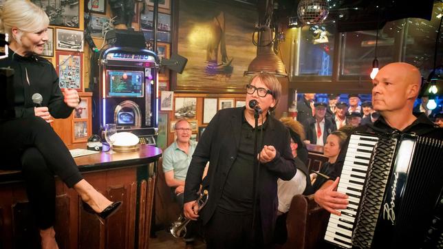 Bild: NDR/Morris Mac Matzen Gastgeberin Ina Müller begrüßt in der hamburger Seemannskneipe ‚Zum Schellfischposten‘ in dieser Sendung den Musiker und Schriftsteller Sven Regener und den Musiker Christian „Flake“ Lorenz (Keyboarder der Band ‚Rammstein’ und Bandmitglied von ’Feeling B’), sowie die Band Element of Crime und die britische Singer/Songwriterin ‚Birdy‘.