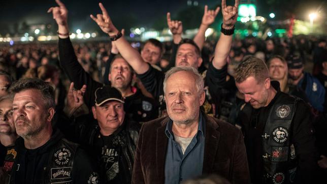 Tatort: Borowski und das unschuldige Kind von Wacken - Klaus Borowski (Axel Milberg) auf dem Festival