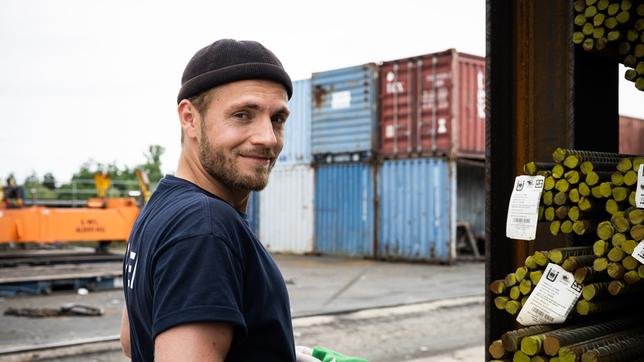 Bild: ARD Foto/Martin Valentin Menke Frank van Dijk (Niklas Osterloh)