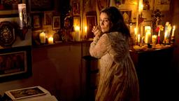 Wer's glaubt, wird selig: Die streng katholische Daisy (Hannelore Elsner) bei ihrem abendlichen Ritual.