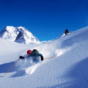 Tiefschneefahrer im Skigebiet von Pralognan, Frankreich.