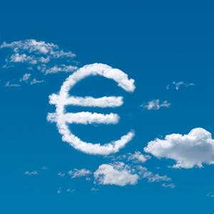 Wohin mit meinem Geld - ein Euro-Zeichen in den Wolken