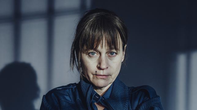 Jule Ronstedt als JVA-Beamtin Anja Bremmer.