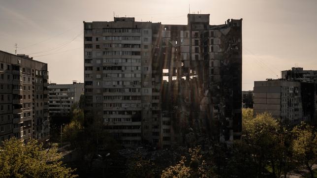 Ein durch mehrfachen russischen Beschuss schwer beschädigtes Gebäude steht in der Nähe einer Frontlinie in Charkiw. 