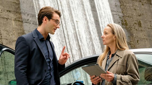 Bild: ARD/ORF/MR Film/Petro Domenigg Die nicht autorisierten Ermittlungen nehmen wieder Fahrt auf. Kommissarin Elfriede Grünberger und ihr Mitarbeiter Lukas Leodolter.