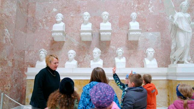 Grundschüler in der Walhalla bei Regensburg - hier stehen die „großen Köpfe“ der deutschen Vergangenheit.