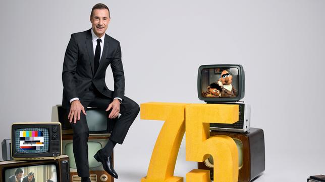 Bild: ARD/Marc Rehbeck/Montage Mit „75 Jahre ARD – Die große Jubiläumsshow“ präsentiert Moderator Kai Pflaume einen Abend voller Erinnerungen, Überraschungen und Emotionen. Im Ersten zu sehen am 29. März 2025.