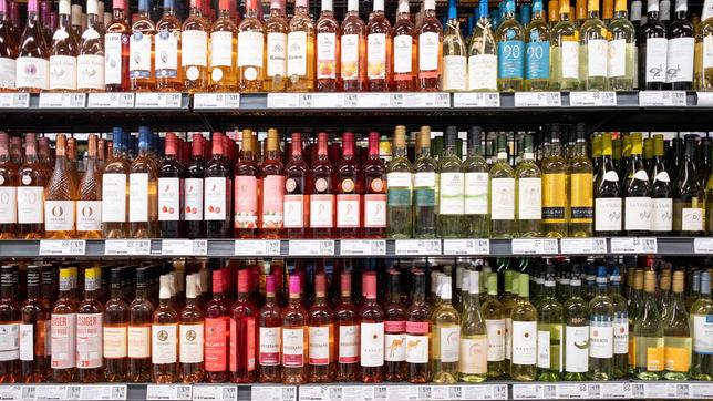Weinflaschen in einem Supermarktregal
