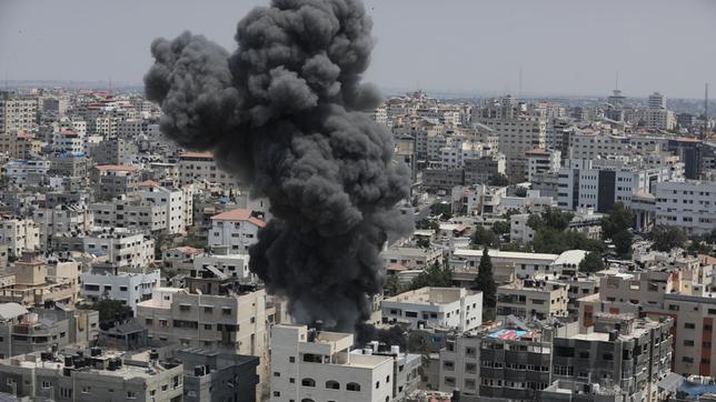 Schwarzer Rauch steigt im Gaza-Streifen aus einem Wohngebeit auf.
